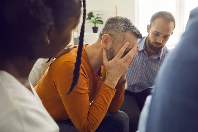 familia ayudando a personas con problemas de alcoholismo