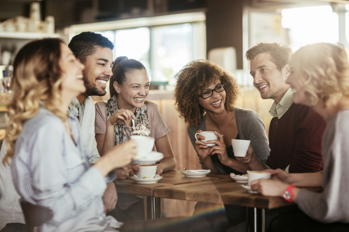 Grupo de amigos disfrutando de las relaciones sociales sanas.