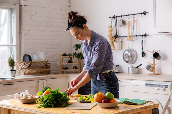 Mujer cortando vegetales