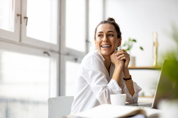 Mujer con mente positiva apreciando la belleza de la vida.