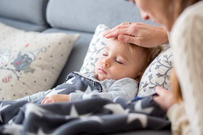 Niño que tiene fiebre pero no presenta ningún otro síntoma.