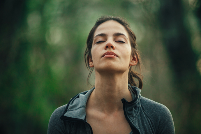 Mujer respirando profundamente