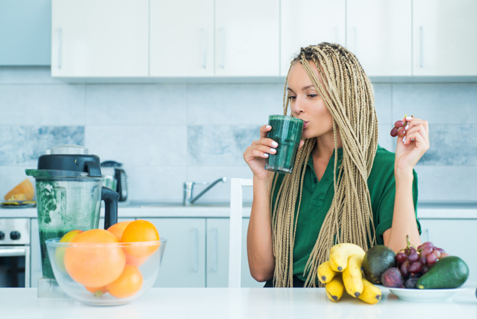 chica bebiendo jugos verdes para aporte energético