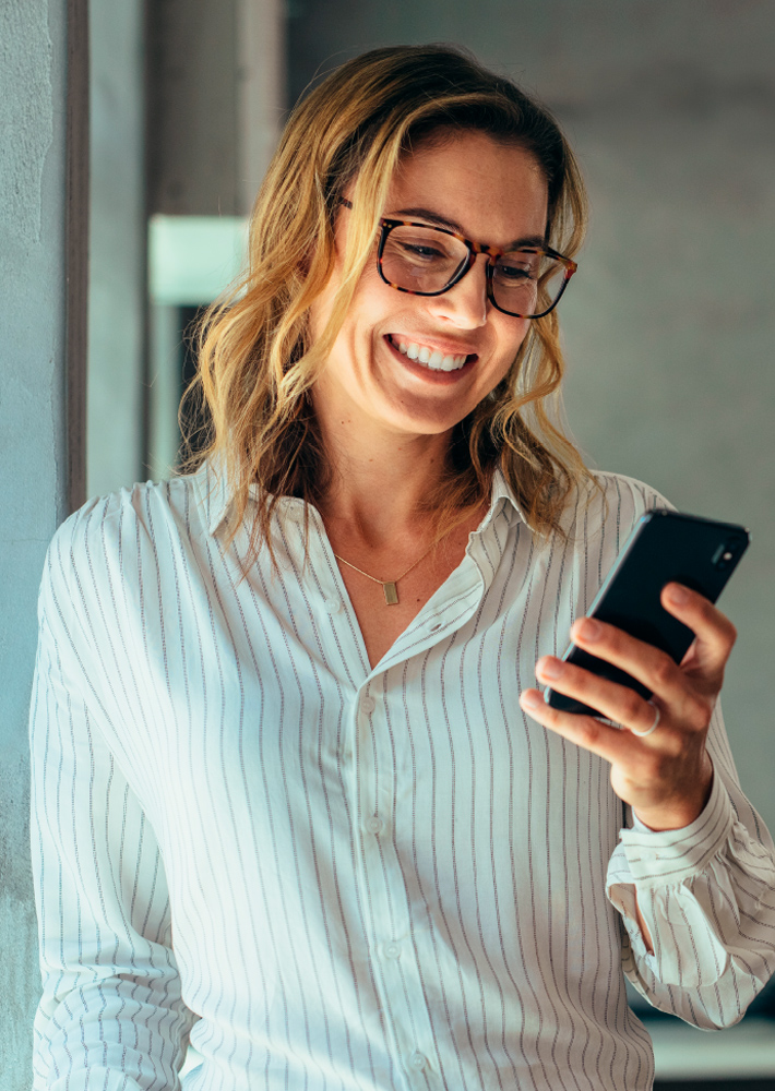 Mujer consultando su celular