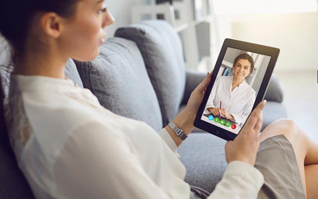 Mujer accediendo a doctor remotamente (telemedicina)