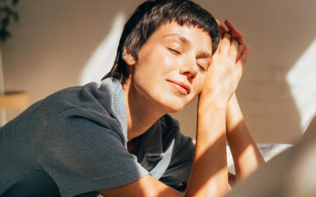 Mujer teniendo pensamientos placenteros