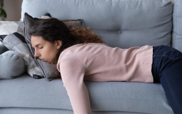 Mujer cansada pensando en cómo quitar la fatiga.