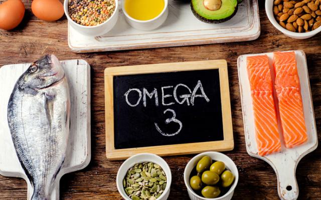 mesa con alimentos con omega 3