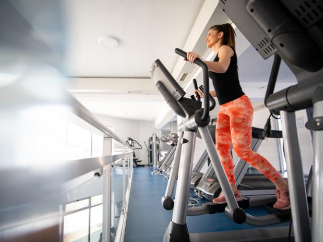 Mujer haciendo ejercicio en una elíptica