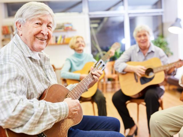 Personas con Alzheimer en una sesión de musicoterapia.