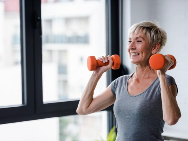 Mujer disfrutando de los beneficios del entrenamiento de fuerza. 